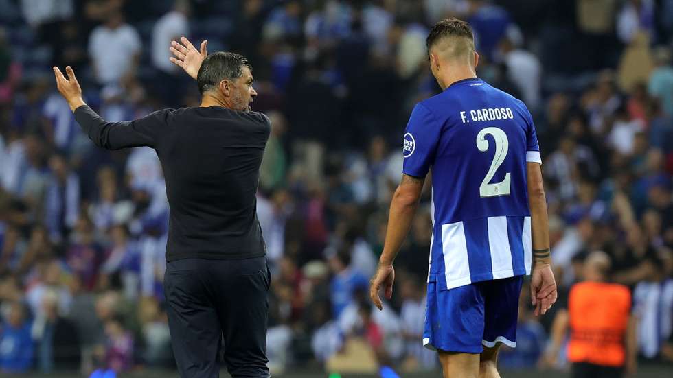 FC Porto head-coach, Sergio Conceicao (L), reacts to his player Fábio Cardoso in the end of the UEFA Champions League Group H soccer match, FC Porto vs FC Barcelona, at Dragao stadium, Porto, Portugal, 04 october 2023. ESTELA SILVA/LUSA