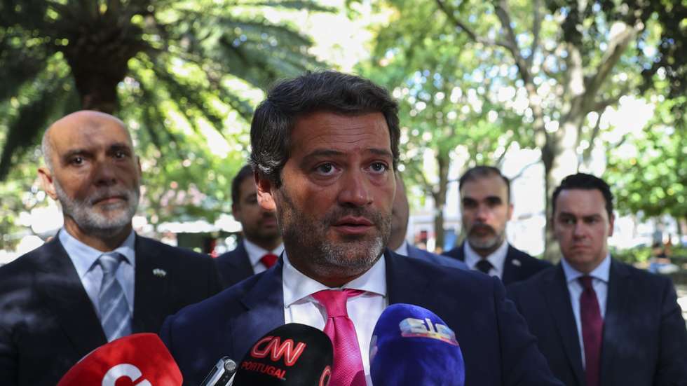 O presidente do Chega, André Ventura, fala aos jornalistas durante a visita ao bairro de Campo de Ourique, a propósito do alargamento da linha do metro cuja estação está a gerar descontentamento devido à sua localização, Lisboa 03 de outubro de 2023. ANTÓNIO COTRIM/LUSA