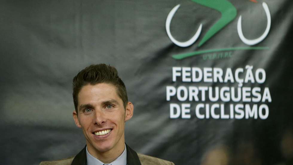 O Campeão do Mundo de Ciclismo, Rui Costa na cerimónia de entrega diplomas de Sócio de Mérito ao  realizada na sede federativa, em Lisboa, 14 de novembro de 2013. JOÃO RELVAS/LUSA