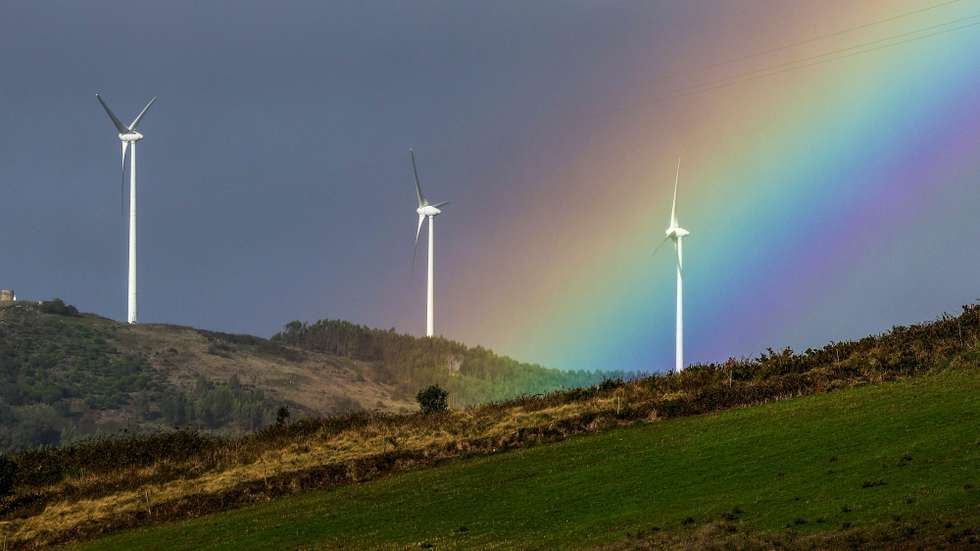 Turbinas de energia eólica em funcionamento durante um arco-íris em Sobral de Monte Agraço, 02 de novembro de 2023. JOSÉ SENA GOULÃO/LUSA