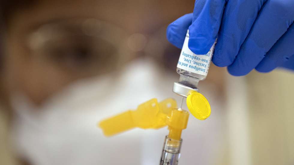 epa10114903 Medical staff prepare doses of smallpox and monkeypox vaccine at the vaccination site in Obregon Park, Los Angeles, California, USA, 10 August 2022. The monkeypox has been declared a public health emergency by the US government.  EPA/ETIENNE LAURENT