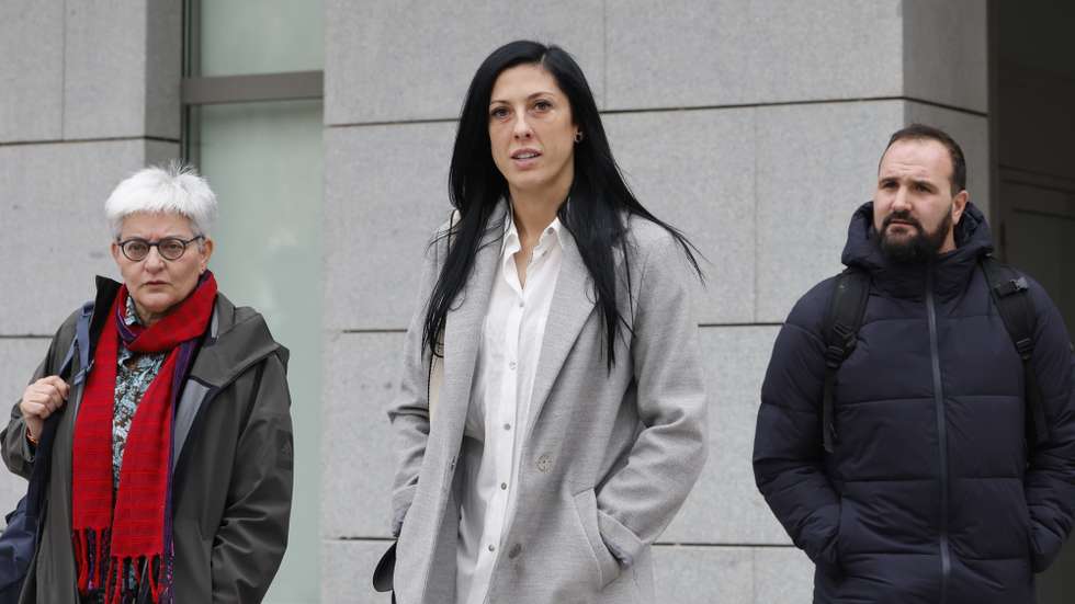 epa11053440 Spanish women's national soccer team player Jennifer Hermoso (C) leaves following a hearing at the National Court in Madrid, Spain, 02 January 2024. Hermoso was to testify in the Rubiales case, which investigates the former president of the Royal Spanish Football Federation (RFEF) Luis Rubialesâ€™ non-consensual kiss to Jenni Hermoso and the alleged pressure during the following days.  EPA/MARISCAL