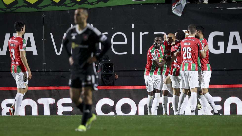 Jogadores do Estrela da Amadora, festejam após marcar um golo contra o Casa Pia durante o jogo da 25ª jornada da I liga de futebol, disputado no Estádio José Gomes, na Amadora, 08 de março de 2024. FILIPE AMORIM/LUSA