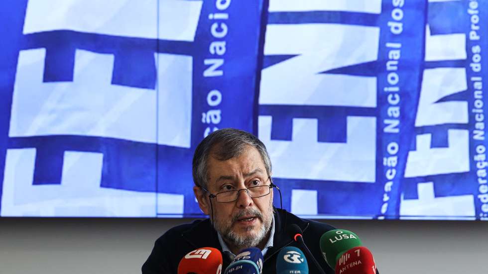 O secretário-geral da FENPROF, Mário Nogueira, fala numa conferência de imprensa para divulgar a apreciação que faz dos resultados eleitorais, tornar pública a posição em relação ao futuro e anunciar as primeiras ações a desenvolver nesta nova conjuntura política em Lisboa, 15 de março de 2024. TIAGO PETINGA/LUSA