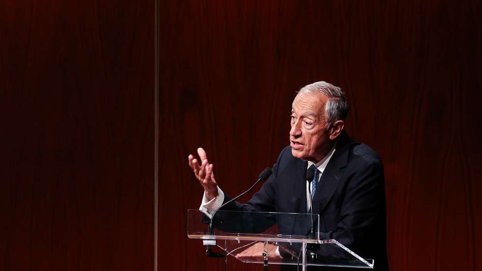 O Presidente da Repúblia, Marcelo Rebelo de Sousa, usa da palavra durante o lançamento do livro "Liderar com as Pessoas" do presidente da Câmara Municipal de Lisboa, Carlos Moedas (ausente na fotografia), na Fundação Calouste Gulbenkian em Lisboa, 18 de abril de 2024. TIAGO PETINGA/LUSA