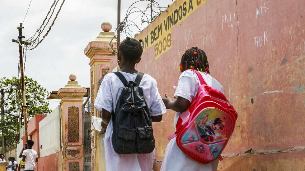 A ministra angolana da Educação, Luísa Grilo (ausente na fotografia), considerou hoje que o protesto contra a falta de carteiras organizado por um professor de uma escola de Luanda, que vai ser alvo de um processo disciplinar, foi uma  “precipitação” e defendeu mais diálogo, Viana, Luanda, Angola, 17 de outubro de 2022. Luísa Grilo admite, no entanto, a falta de carteiras indicando que existe um programa de distribuição, que já permitiu o apetrechamento de várias escolas, de acordo com os planos definidos pelos municípios. AMPE ROGÉRIO/LUSA