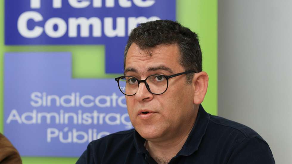 O coordenador da Frente Comum, Sebastião Santana, intervém na conferência de imprensa sobre a jornada nacional de luta dos trabalhadores da Administração Pública, marcada para o dia 17 de maio, em Lisboa, 14 de maio de 2014. ANTÓNIO COTRIM/LUSA