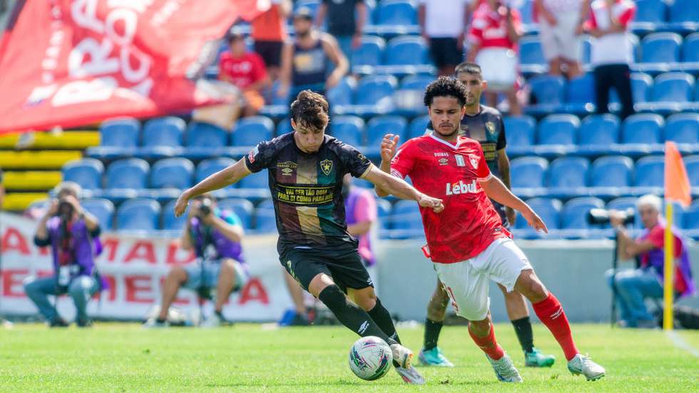 O jogador do Santa Clara, Gabriel Silva (D), disputa a bola com o jogador do Estrela da Amadora, Travassos, durante o jogo da I Liga de futebol, disputado no Estádio de São Miguel, em Ponta Delgada, Açores, 21 de Setembro de 2024. EDUARDO COSTA/LUSA