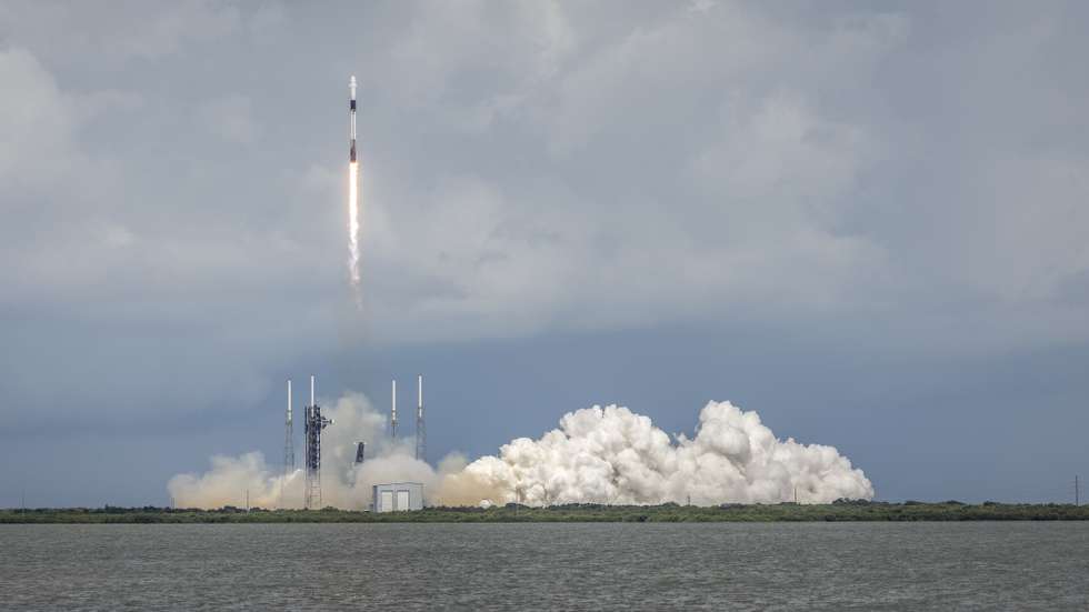 epa11630963 NASA's SpaceX Crew-9 mission lifts off in a Dragon spacecraft, on a SpaceX Falcon 9 rocket, from the launch pad of Space Launch Complex-40 at Cape Canaveral Space Force Station in Florida, USA, 28 September 2024. The SpaceX Crew-9, initially planned to transport four crew members to the International Space Station (ISS), is taking off with two open seats to return the Boeing Crew Flight Test NASA astronauts Barry E. Wilmore and Sunita Williams to Earth due to technical issues with the Boeing Starliner mission.  EPA/CRISTOBAL HERRERA-ULASHKEVICH