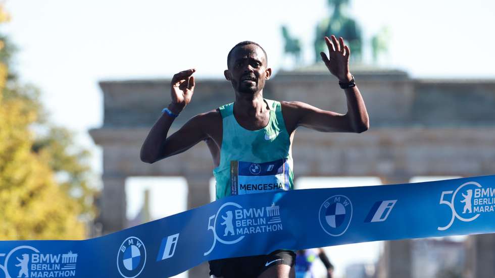 epa11631800 Milkesa Mengesha of Ethiopia celebrates winning the men's race of the 50th Berlin Marathon in Berlin, Germany, 29 September 2024.  EPA/CLEMENS BILAN