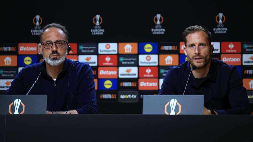 epa11678169 Hoffenheim's head coach Pellegrino Matarazzo (L) and his goalkeeper Oliver Baumann attend a press conference at Dragao stadium, at Porto, Portugal, 23 October 2024. Hoffenheim will face FC Porto in their UEFA Europa League match on 24 October 2024 at Dragao Stadium.  EPA/ESTELA SILVA