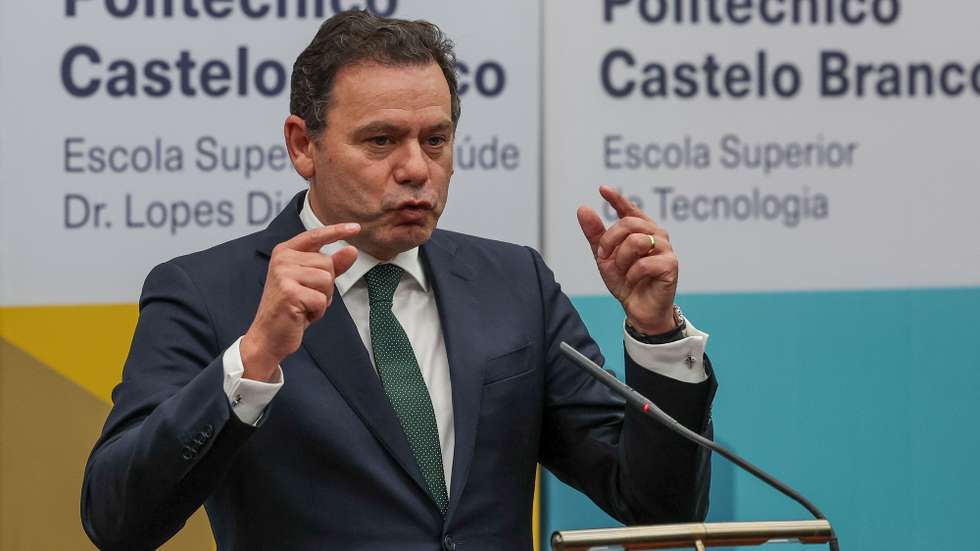 O primeiro-ministro, Luís Montenegro, durante a intervenção na sessão de inauguração de espaços requalificados da Escola Superior de Educação do Instituto Politécnico de Castelo Branco, 14 de novembro de 2024. PAULO NOVAIS/LUSA
