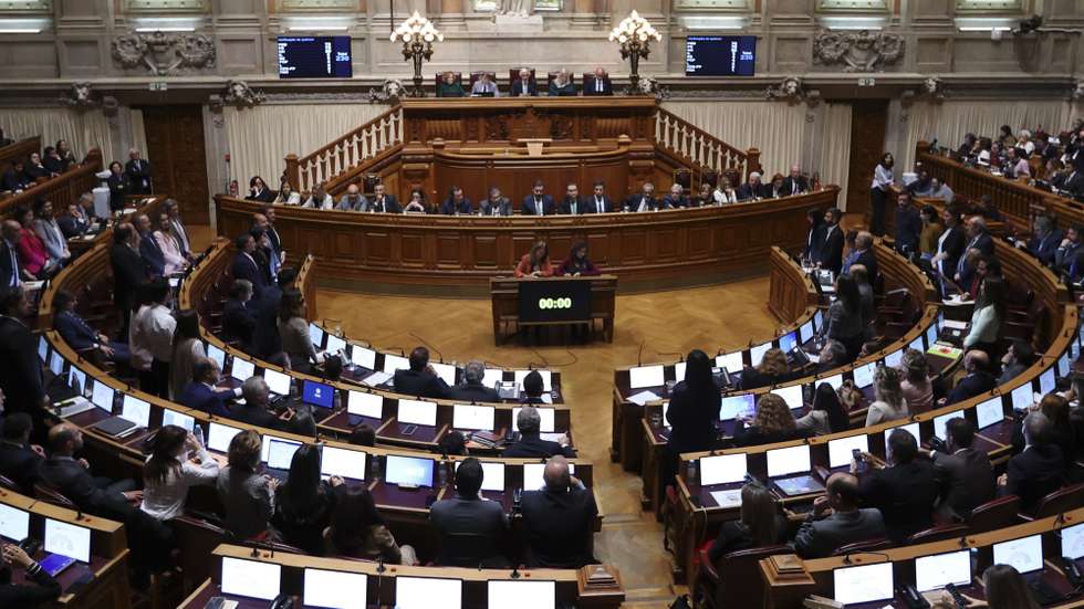 Deputados votam Orçamento do Estado para 2025 (OE2025) na generalidade durante a sessão plenária, na Assembleia da República, em Lisboa, 31 de outubro de 2024. A proposta de lei de Orçamento do Estado para 2025 foi hoje aprovada na generalidade com votos a favor dos dois partidos que apoiam o Governo, PSD e CDS-PP, e a abstenção do PS. ANTÓNIO COTRIM/LUSA