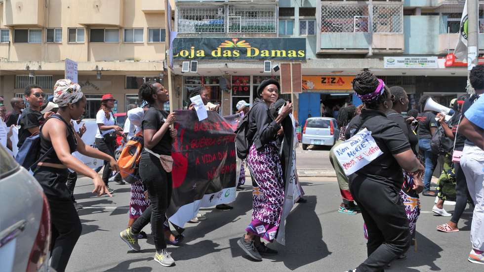 Algumas dezenas de mulheres marcharam hoje, no centro de Maputo, em repúdio pelo atropelamento, na quarta-feira, de uma jovem durante as manifestações contra o resultado eleitoral em Moçambique. Maputo, 30 de novembro de 2024. LUÍSA NHANTUMBO/LUSA