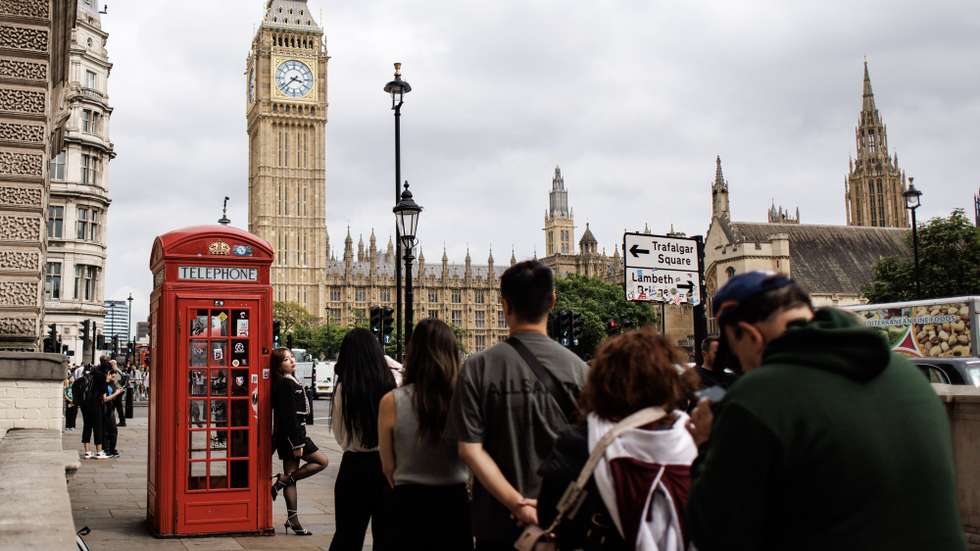 epa11580260 Tourists queue to pose with a telephone booth and the Elizabeth Tower, which houses the bell known as Big Ben, at the Parliament Square, in London, Britain, 02 September 2024. The British Parliament returns from the summer recess after a five-week break on 02 September 2024.  EPA/TOLGA AKMEN