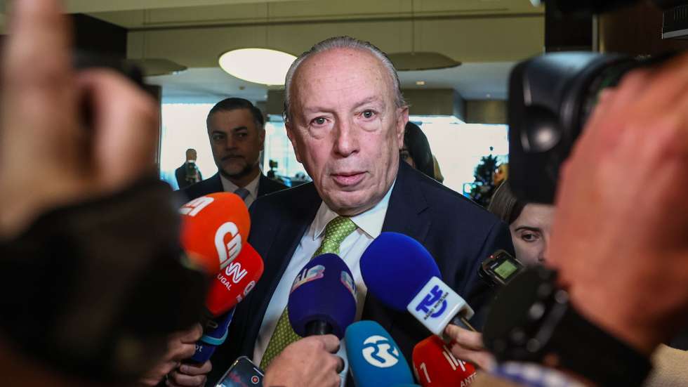 O presidente da Câmara da Figueira da Foz, Pedro Santana Lopes, fala aos jornalistas à chegada para participar na sessão de encerramento das jornadas parlamentares do Chega, em Coimbra, 10 de dezembro de 2024. PAULO NOVAIS/LUSA
