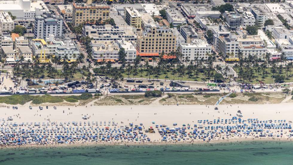 epa11372535 Beachgoers enjoy the beach while a record-breaking heat with feels-like temps over 100 degrees Fahrenheit (about 38 Celsius) during the Memorial Day weekend, in Miami Beach, Florida, USA, 26 May 2024. According to the University of Miami, the city's heat index hit 112 degrees Fahrenheit (about 44 Celsius) over the weekend, smashing the previous daily record by 11 degrees Fahrenheit.  EPA/CRISTOBAL HERRERA-ULASHKEVICH