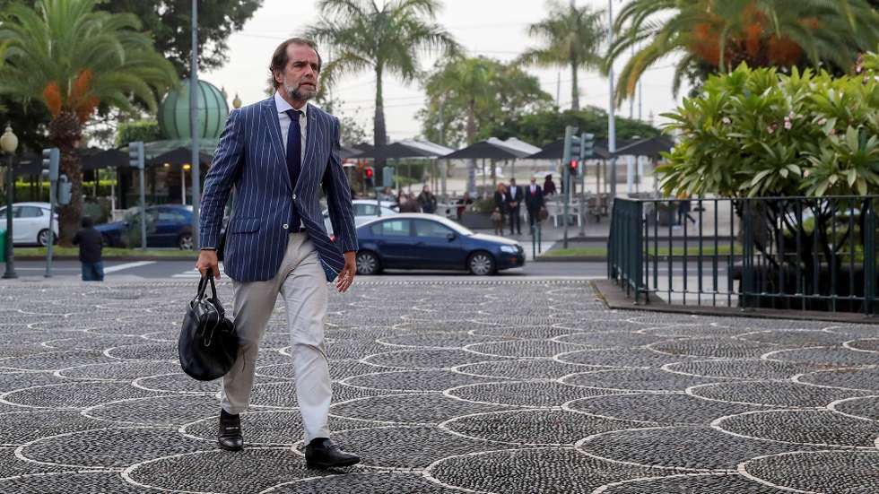 Miguel Albuquerque, presidente do Governo Regional da Madeira, esta manhã à chegada à assembleia legislativa da Madeira, para apreciação e votação da moção de censura ao XV Governo Regional da Madeira, da autoria do Chega, tendo por base o regimento específico aprovado em reunião da Conferência dos Representantes dos Partidos, na Assembleia Legislativa da Madeira, no Funchal, Madeira, 17 de dezembro de 2024. HOMEM DE GOUVEIA/LUSA