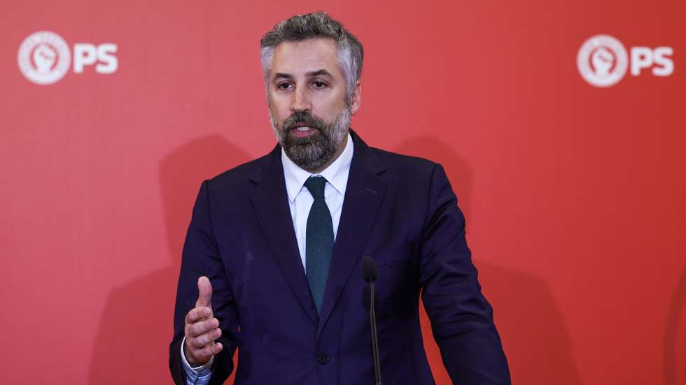 O secretário-geral do Partido Socialista (PS), Pedro Nuno Santos fala aos jornalistas sobre a saúde em Portugal, na sede do PS, no Largo do Rato em Lisboa, 27 de fevereiro de 2025. ANTÓNIO COTRIM/LUSA