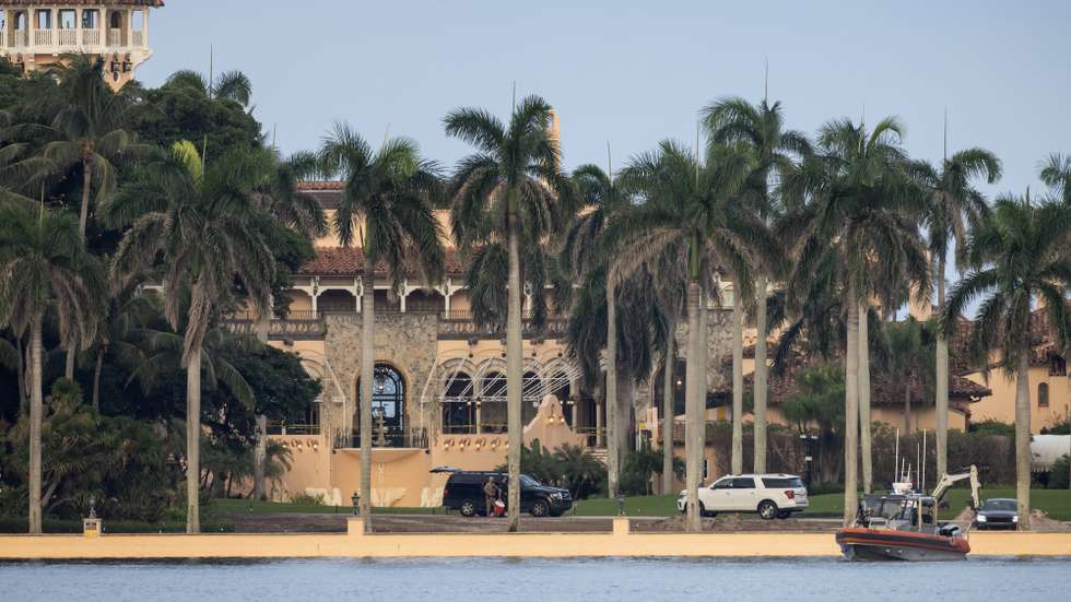 epa11606884 Coast Guard officers guard the Mar-a-Lago residence in West Palm Beach, Florida, USA on 15 September 2024. According to the FBI, they are following an investigation of what appears to be an attempted assassination of Former President Donald Trump. Palm Beach County Sheriff Ric Bradshaw said the US Secret Service agents found a man pointing an AK-style rifle with a scope into the club as Trump was on the course.  EPA/CRISTOBAL HERRERA-ULASHKEVICH
