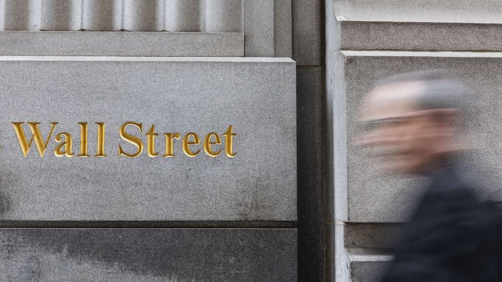 epa12009737 A pedestrian walks past a Wall Street sign near the New York Stock Exchange in New York, New York, USA, 04 April 2025. World financial markets are continuing to react to reciprocal tariffs that US President Donald Trump announced on 02 April.  EPA/JUSTIN LANE