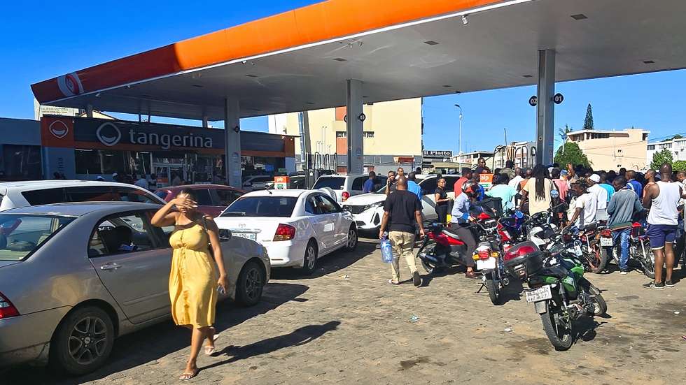 Várias dezenas de automobilistas e população tentam hoje abastecer num dos poucos postos ainda com combustível na capital moçambicana, com militares a tentar orientar o caos no local, em mais um dia de tensão pós-eleitoral no país, Maputo, Moçambique, 26 de dezembro de 2024. (ACOMPANHA TEXTO) PAULO JULIÃO/LUSA