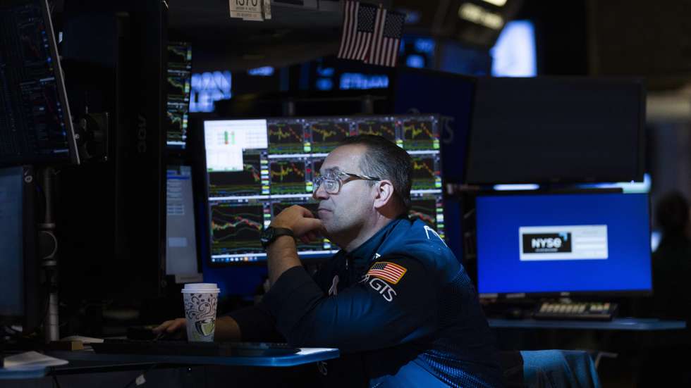 epa12020724 A trader works at the Opening Bell on the floor of the New York Stock Exchange in New York, New York, USA, 09 April 2025. World financial markets are continuing to react to reciprocal tariffs that US President Donald Trump implemented on 02 April.  EPA/JUSTIN LANE