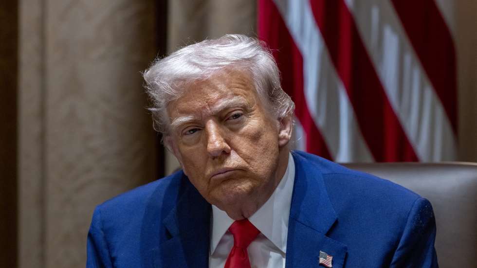 epa12023457 US President Donald J. Trump listens to remarks during a Cabinet meeting in the Cabinet Room of the White House in Washington, DC, USA, 10 April 2025.  EPA/SHAWN THEW / POOL