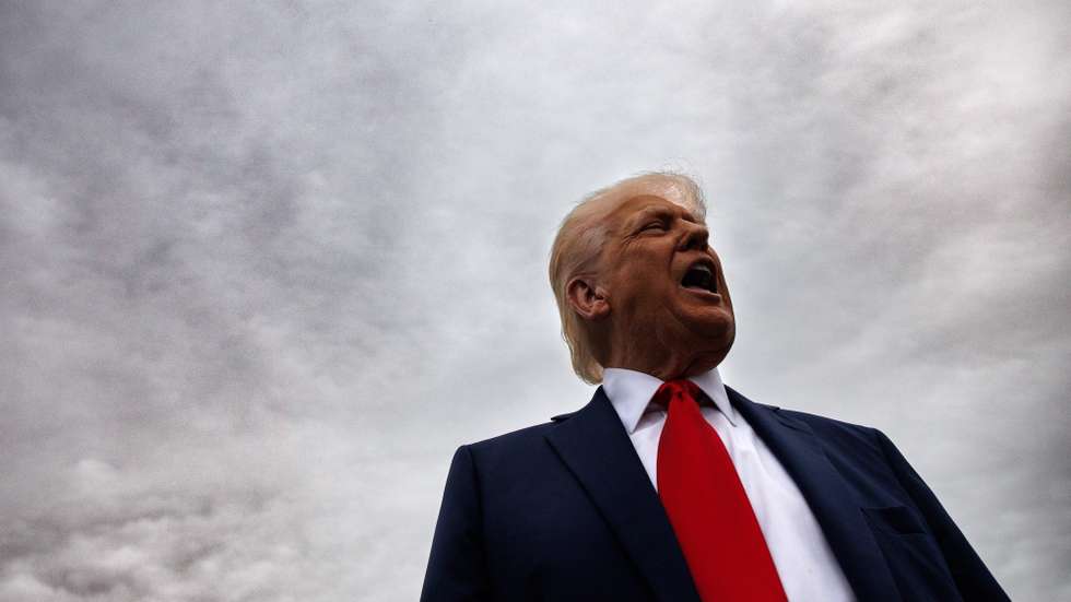 epa12045185 US President Donald Trump speaks to reporters during the 2025 Easter Egg Roll on the South Lawn of the White House in Washington, DC, USA 21 April 2025.  EPA/SAMUEL CORUM / POOL