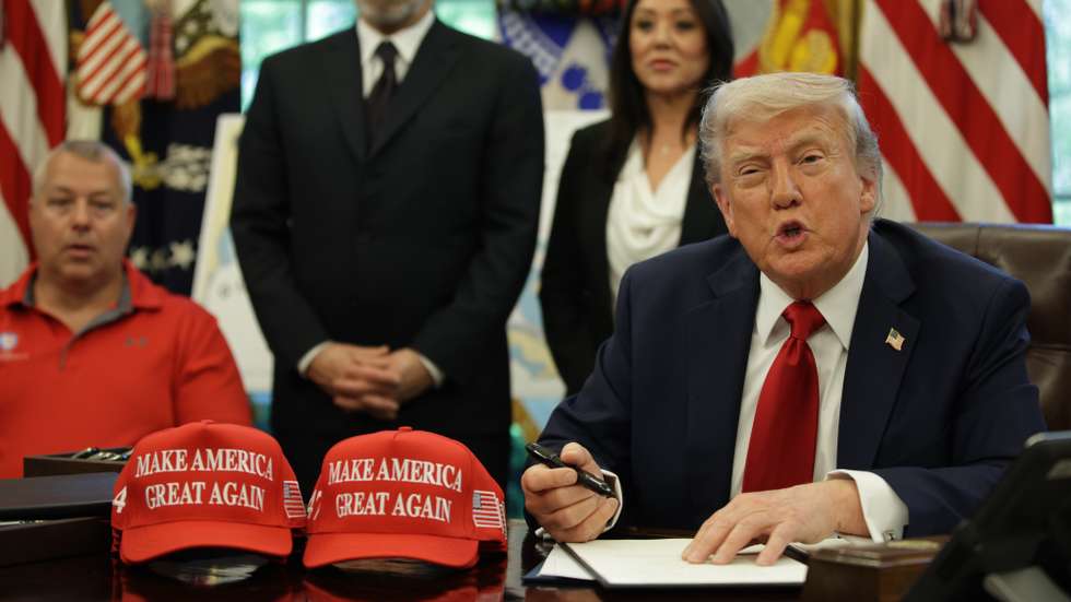 epa12050199 US President Donald Trump signs executive orders in the Oval Office of the White House in Washington, DC, USA, 23 April 2025. The orders signed today focus on education. In the background: US Secretary of Commerce Howard Lutnick (L) and Secretary of Labor Lori Chavez-DeRemer (R).  EPA/SAMUEL CORUM / POOL
