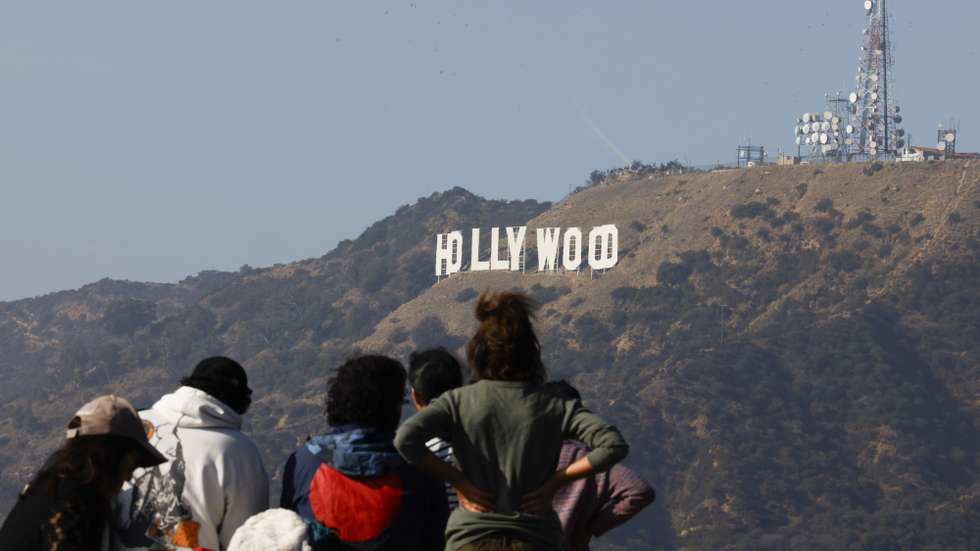epa11799503 People look out at the Hollywood sign in Los Angeles, California, USA, 30 December 2024.The National Weather Service on 30 December issued an air quality alert for areas of Southern California along with the South Coast Air Quality Management District extending its a mandatory wood-burning ban for residents in the region.  EPA/CAROLINE BREHMAN