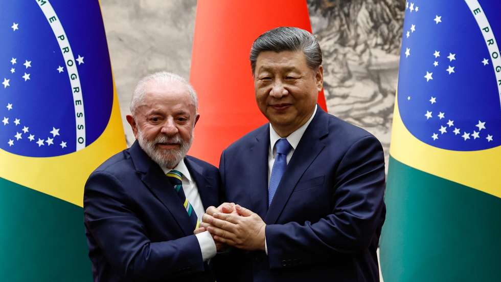 epa12096242 Chinese President Xi Jinping (R) shakes hands with Brazil's President Luiz Inacio Lula da Silva (L) after a signing ceremony and a joint press conference, at the Great Hall of the People in Beijing, China, 13 May 2025.  EPA/TINGSHU WANG / POOL