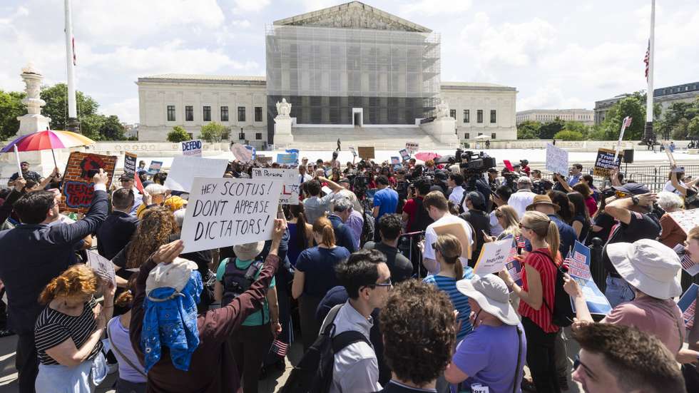 epa12103746 Supporters of birthright citizenship gather outside the Supreme Court, where the high judges are hearing a Trump Administration challenge to the constitutional provision in Washington, DC, USA, 15 May 2025. Birthright citizenship, which is guaranteed by the Fourteenth Amendment to the Constitution, grants citizenship to all babies born in the United States, regardless of their parents’ legal status.  EPA/JIM LO SCALZO