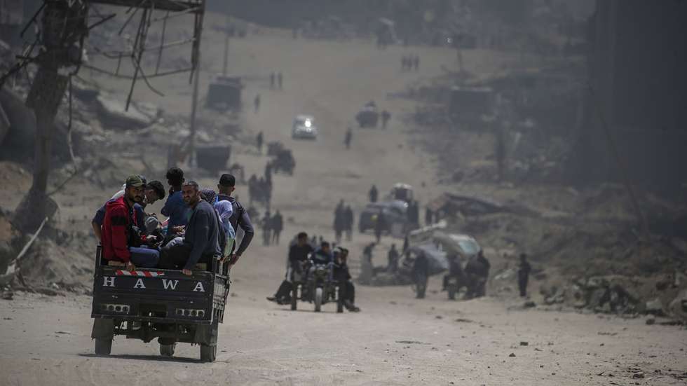 epa12106335 Internally displaced Palestinians move along Al Rashid road in the west of Gaza City on, 16 May 2025. More than 51,000 Palestinians have been killed in the Gaza Strip, according to the Palestinian Ministry of Health, since Israel launched a military campaign in the strip in response to a cross-border attack led by the Palestinian militant group Hamas on 07 October 2023, in which about 1,200 Israelis were killed and more than 250 taken hostage.  EPA/MOHAMMED SABER