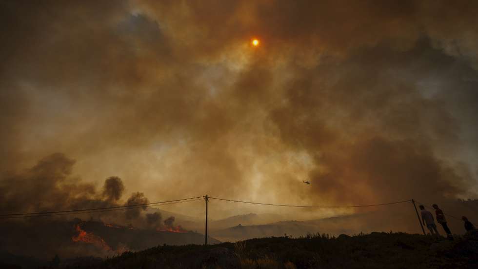 Bombeiros durante o combate a um incêndio em Lamas de Olo, no parque natural do Alvão, Vila Real, 10 de Agosto de 2025. Segundo dados da Autoridade Nacional de Emergência e Proteção Civil das 18:20, estão a combater as chamas em Alvadia 289 bombeiros, com 87 veículos e quatro meios aéreos. PEDRO SARMENTO COSTA/LUSA