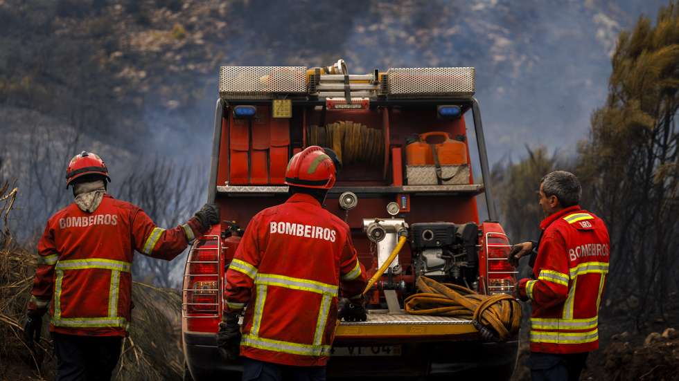 Bombeiros combatem um incêndio em Testeira, Vila Real, 12 de agosto de 2025. Perto de 1.200 operacionais estavam hoje, pelas 15:15, empenhados no combate aos três mais preocupantes incêndios em destaque pela Proteção Civil, que lavram em Vila Real, Tabuaço e Trancoso. PEDRO SARMENTO COSTA/LUSA