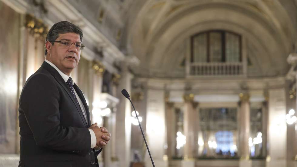 O presidente do grupo parlamentar do Partido Socialista (PS), Eurico Brilhante Dias, fala aos jornalistas no final de uma reunião com membros do Governo, com o objetivo de tratar temas relevantes para o país na Assembleia da República em Lisboa, 05 de setembro de 2025. MANUEL DE ALMEIDA/LUSA