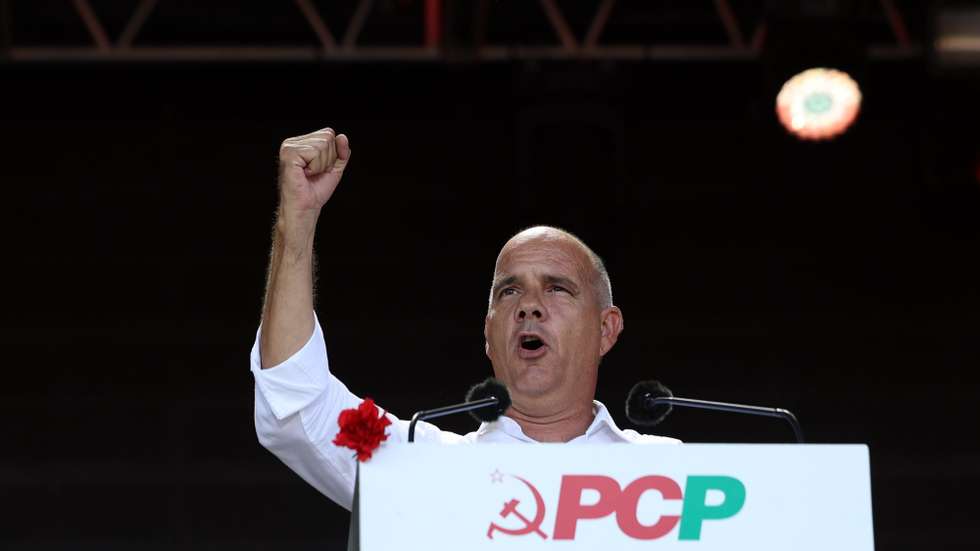 O secretário-geral do Partido Comunista Português (PCP), Paulo Raimundo, momentos antes de discursar no comício de encerramento da 49.ª Festa do Avante realizada na Quinta da Atalaia, Amora, Seixal, 07 de setembro de 2025. TIAGO PETINGA/LUSA