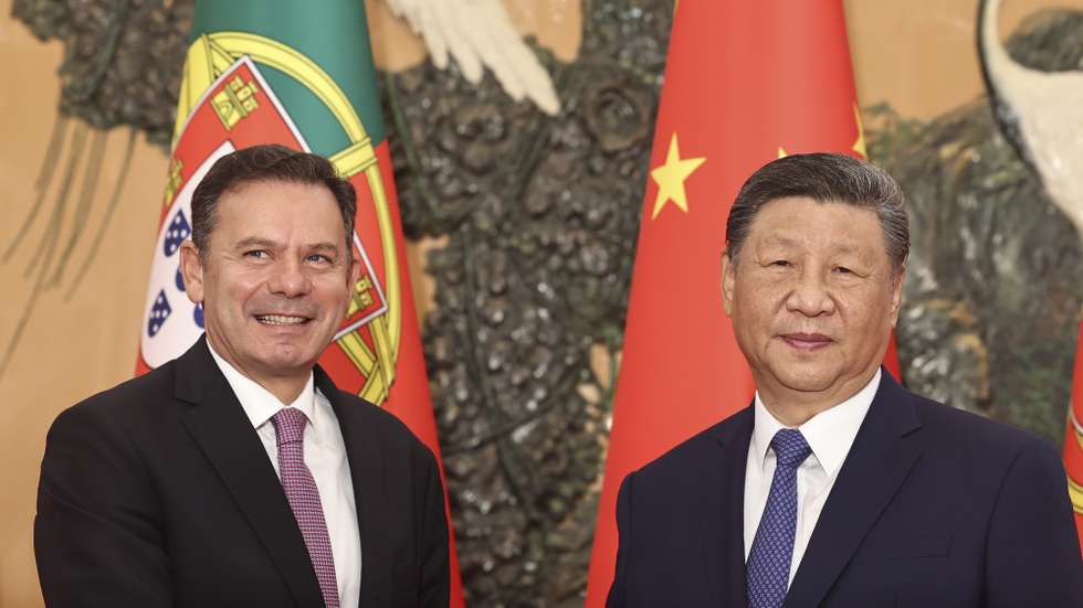 O primeiro-ministro, Luís Montenegro (D), durante o encontro,  com o Presidente da República Popular da China, Xi Jinping (E), que decorreu no Grande Palácio do Povo, em Pequim, China, 9 de setembro de 2025. ANTÓNIO COTRIM/LUSA