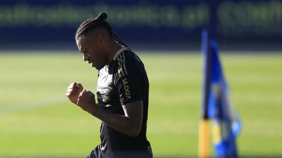 Cassiano, jogador do Casa Pia, festeja após marcar um golo contra o Arouca durante o jogo da Primeira Liga de Futebol, no estádio Municipal de Arouca, Arouca, 14 de setembro de 2025. JOSÉ COELHO/LUSA