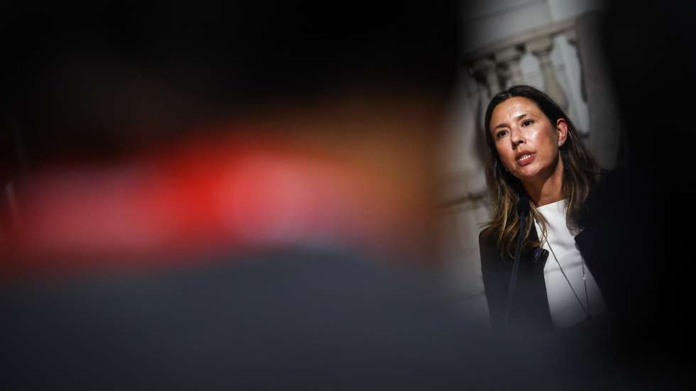 A presidente da Iniciativa Liberal (IL), Mariana Leitão, fala aos jornalistas após uma reunião com o primeiro-ministro, Luís Montenegro (ausente na foto) no palácio de São Bento, em Lisboa, 17 de setembro de 2025. RODRIGO ANTUNES/LUSA