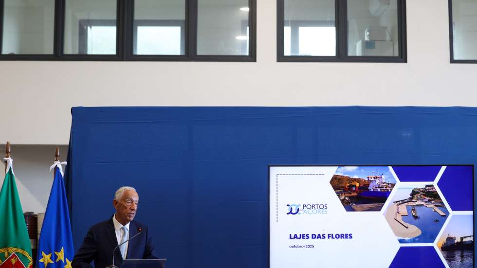 O Presidente da República, Marcelo Rebelo de Sousa, intervém durante a visita ao Porto das Lajes das Flores, Açores, 24 de outubro de 2025. O Presidente da República inicia hoje uma deslocação às ilhas das Flores e Corvo, nos Açores, onde vai visitar o porto das Lajes das Flores, inaugurar o Parque Eólico e visitar o Parque Fotovoltaico do Corvo. TIAGO PETINGA/LUSA