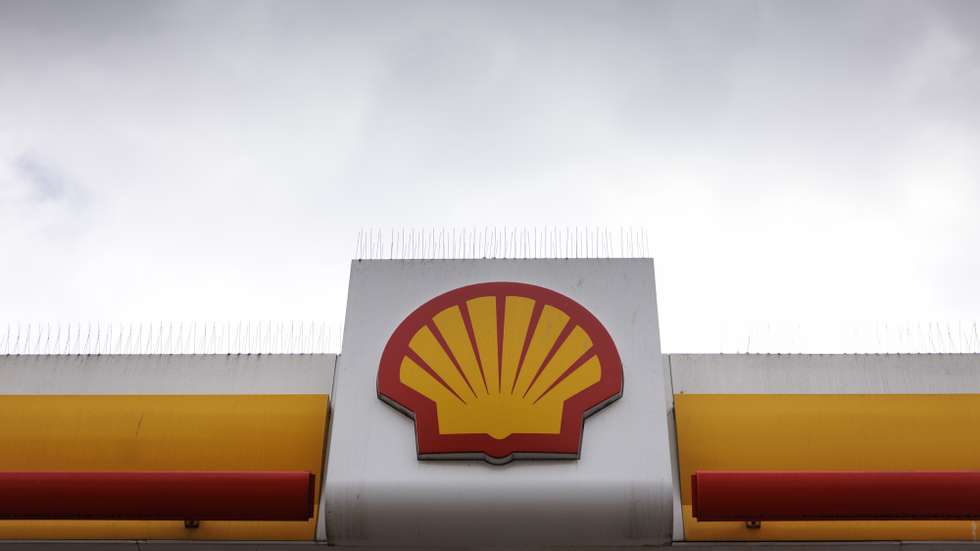 epa12437232 A Shell petrol station in east London, Britain, 07 October 2025. The Anglo-Dutch oil and gas producer expects adjusted earnings of third quarter of 2025 to be broadly in line with the second quarter results of 4.3 billion USD. However, the company also expects to lose around 600 million USD after cancelling a major biofuels project in Rotterdam.  EPA/TOLGA AKMEN