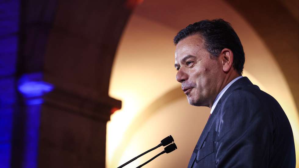 O primeiro-ministro, Luís Montenegro, discursa durante o encerramento da Rangel Logistics Summit, em Lisboa, 04 de novembro de 2025. RODRIGO ANTUNES/LUSA
