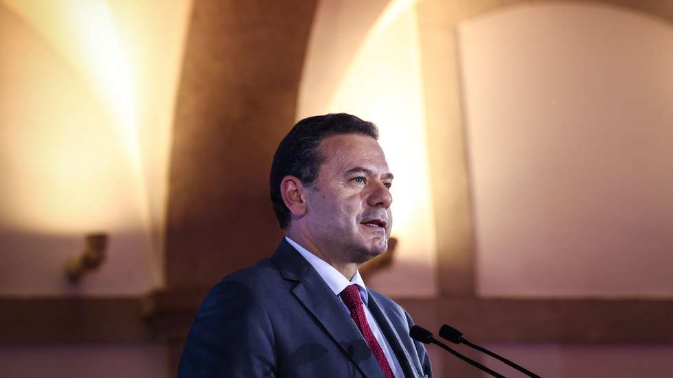 O primeiro-ministro, Luís Montenegro, discursa durante o encerramento da Rangel Logistics Summit, em Lisboa, 04 de novembro de 2025. RODRIGO ANTUNES/LUSA