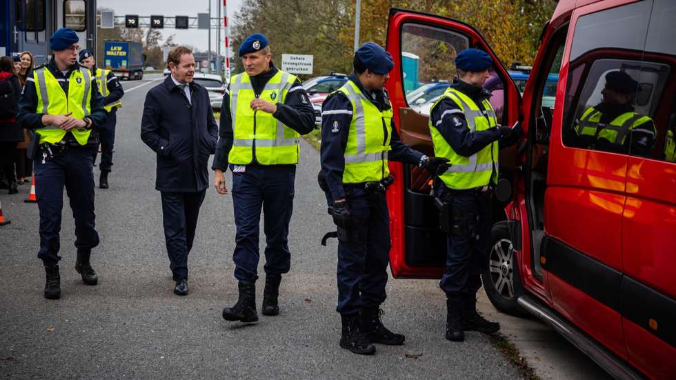 epa12515844 David van Weel (2-L), Minister of Foreign Affairs, visits a border checkpoint in Zevenaar, The Netherlands, 10 November 2025, where the Royal Netherlands Marechaussee (KMar) is stopping migrants without valid papers.  EPA/MARCEL KRIJGSMAN