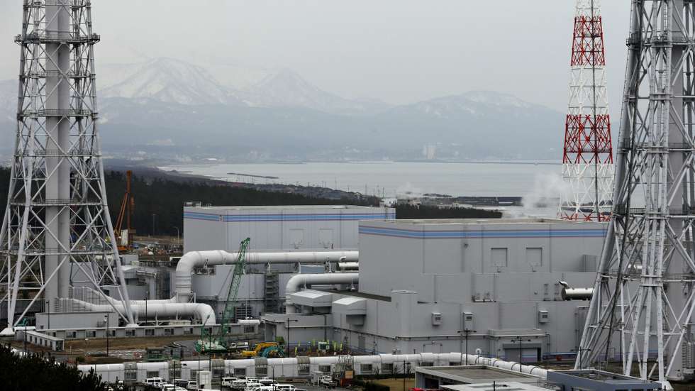epa04637138 Reactor buildings unit one (L) and unit two are seen at Tokyo Electric Power Co.'s Kashiwazaki Kariwa Nuclear Power Plant, which is the world's largest nuclear power plant, in Kariwa, Niigata Prefecture, northern Japan, 25 February 2015 for safety enhancement measures after the 2011 March 11 accident at Fukushima Daiichi Nuclear Power Plant.  EPA/KIMIMASA MAYAMA