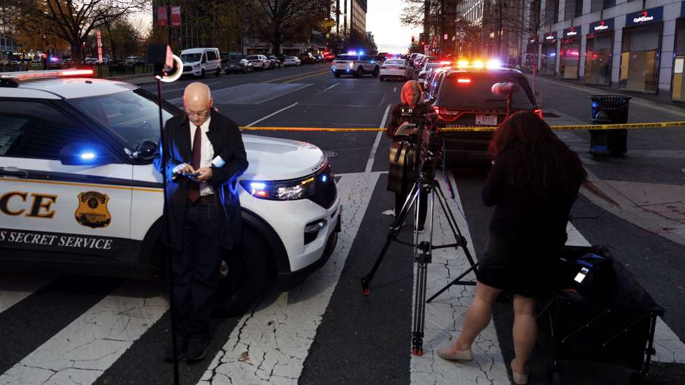 epaselect epa12551530 Police and members of the media stand close to the scene where two West Virginia National Guard members were shot in Washington, DC, USA, 26 November 2025. EPA/WILL OLIVER