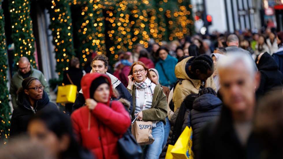 epa12555328 People walk along Oxford Street outside Selfridges as they do their Black Friday and Christmas shopping amid festive decorations in London, Britain, 28 November 2025.  EPA/TOLGA AKMEN