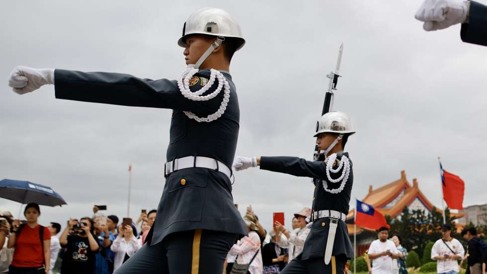 epa11674343 People observe the changing of honor guards in front of Chiang Kai-shek memorial hall at the Liberty square in Taipei, Taiwan, 22 October 2024. The People's Liberation Army (PLA) held live-fire exercises on 22 October near Niushan Island off China's southeastern coast, China's Maritime Safety Administration announced. It follows the Joint Sword-2024B military drills that took place around Taiwan on 14 October.  EPA/RITCHIE B. TONGO